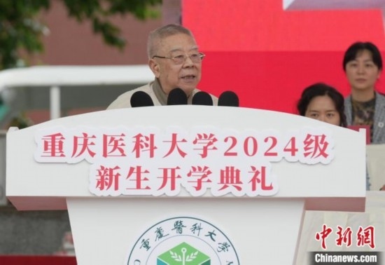 圖為陳宏礎(chǔ)教授為新生帶來“開學(xué)第一課”。中新網(wǎng)記者 周毅 攝