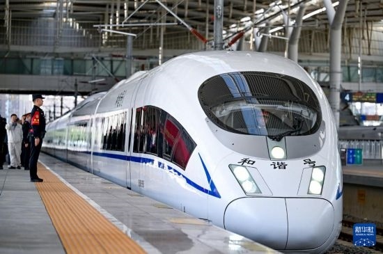 10月1日,由銀川開往惠農(nóng)的C8218次列車從銀川站駛出。