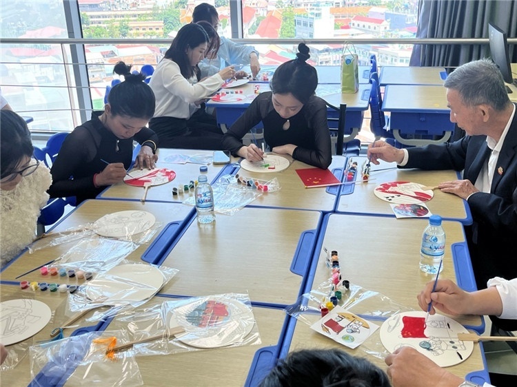 觀眾們在體驗畫扇。Sem Sophea攝