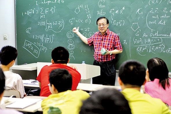 姚期智為清華大學(xué)學(xué)生授課。