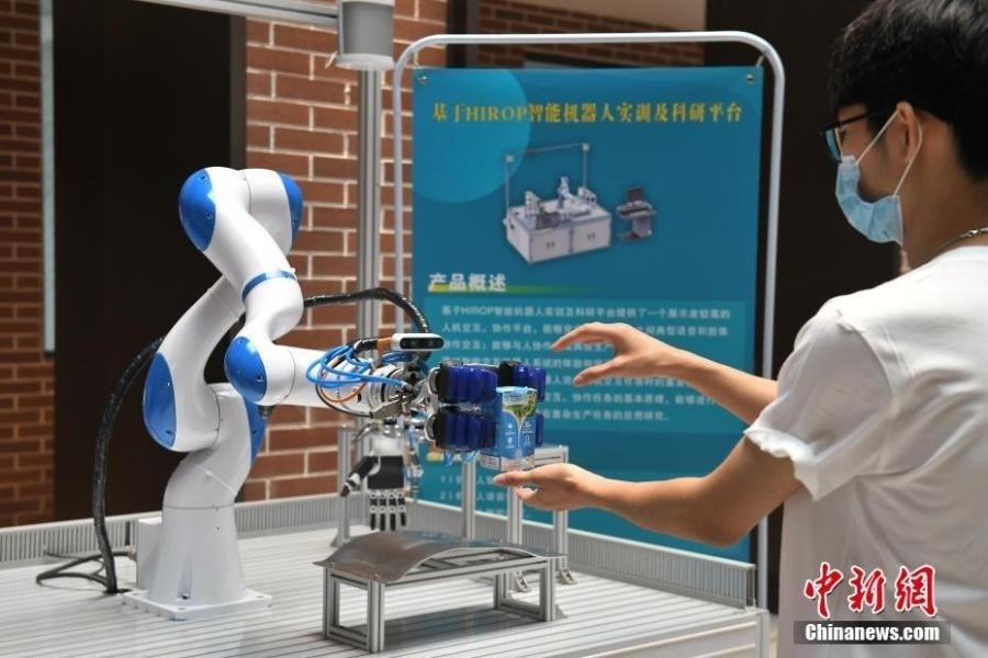  資料圖：高校為學(xué)生打造先進(jìn)科研平臺(tái)。中新社記者 陳楚紅 攝