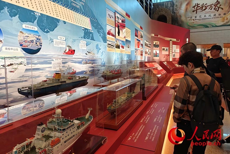觀眾正在參觀中國極地考察40周年成就展。人民網(wǎng)記者 韋衍行攝