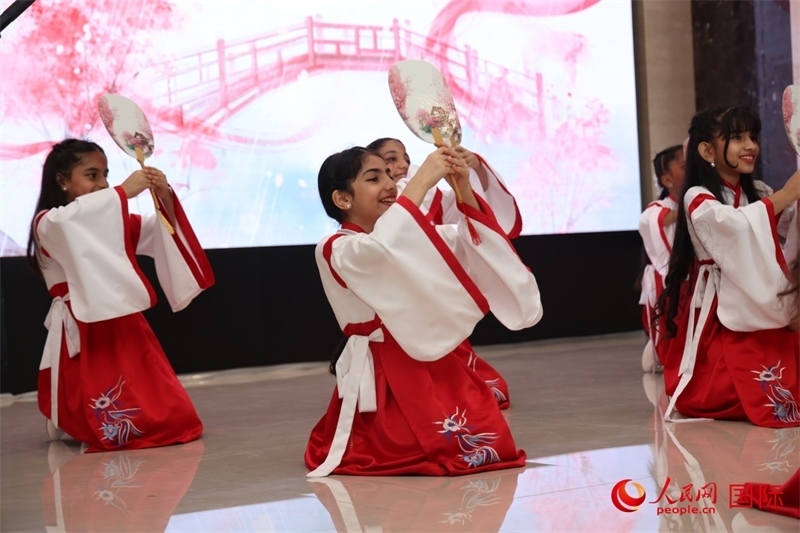 富查伊拉當?shù)貙W校學生表演節(jié)目。人民網(wǎng)記者任皓宇攝