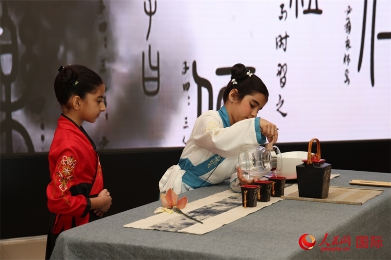 富查伊拉當?shù)貙W校學生表演茶藝。人民網(wǎng)記者任皓宇攝