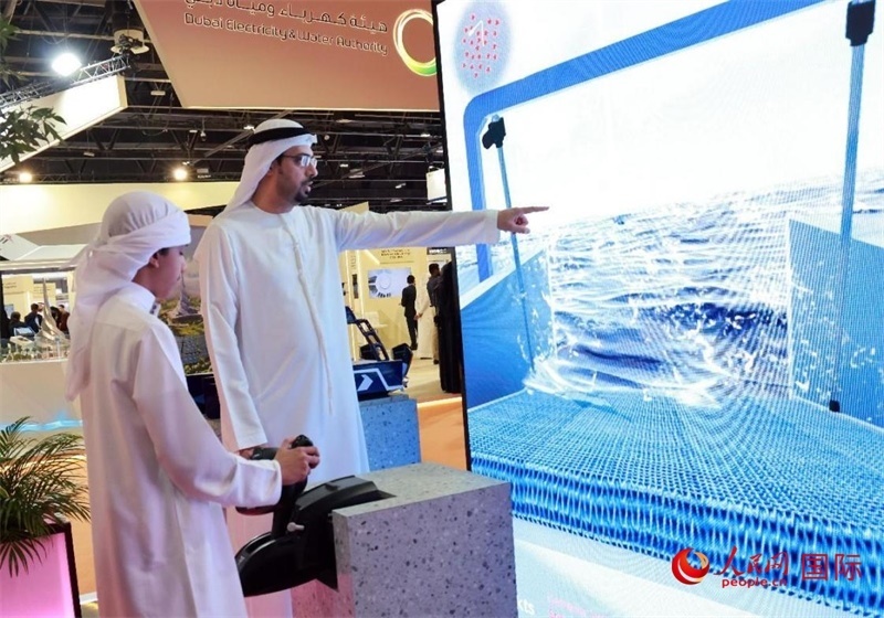 一名兒童在模擬操作船舶，撿拾海洋垃圾。人民網(wǎng)記者管克江攝