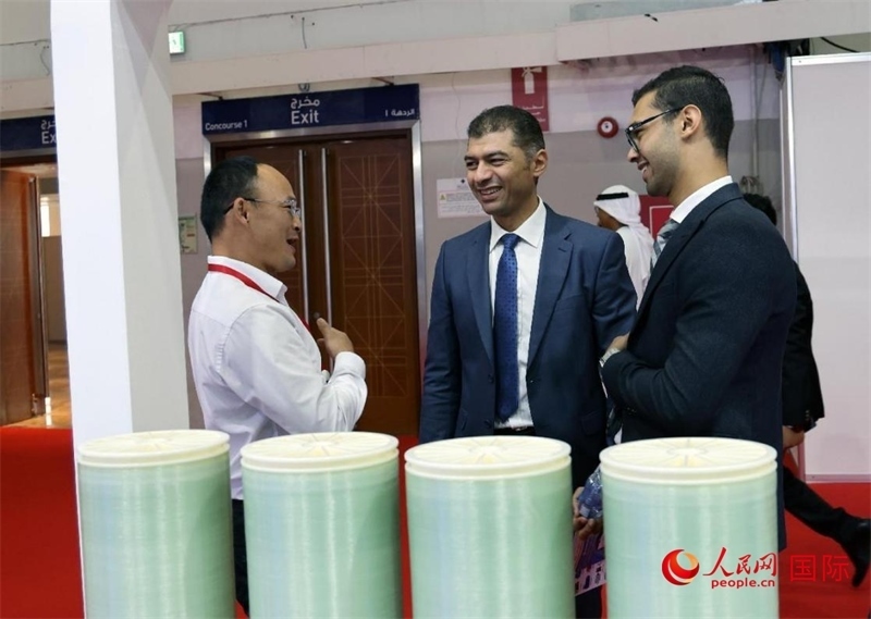 中外參展商交流。人民網(wǎng)記者管克江攝