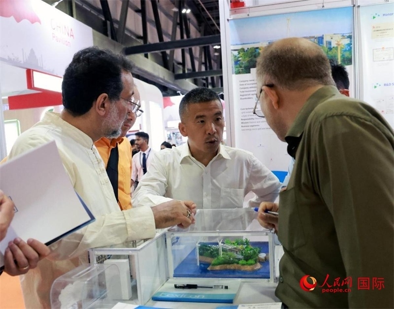 中企推出的綠色能源海水淡化系統(tǒng)吸引了參展商關(guān)注。人民網(wǎng)記者管克江攝