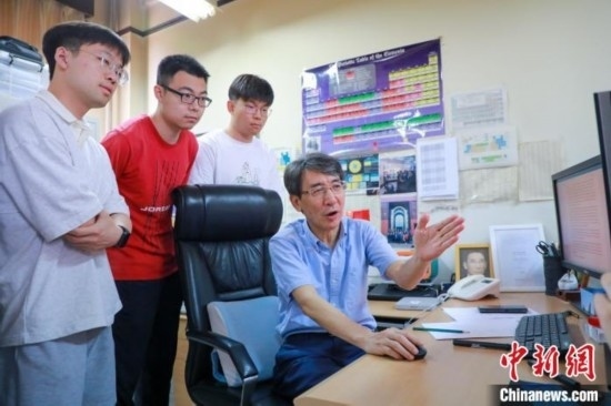 薛其坤在指導學生。 (受訪者供圖)