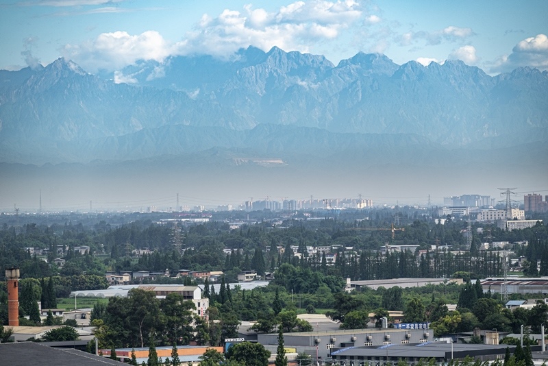 2024年7月1日，成都天氣晴好，遠(yuǎn)處雪山清晰可見(jiàn)。