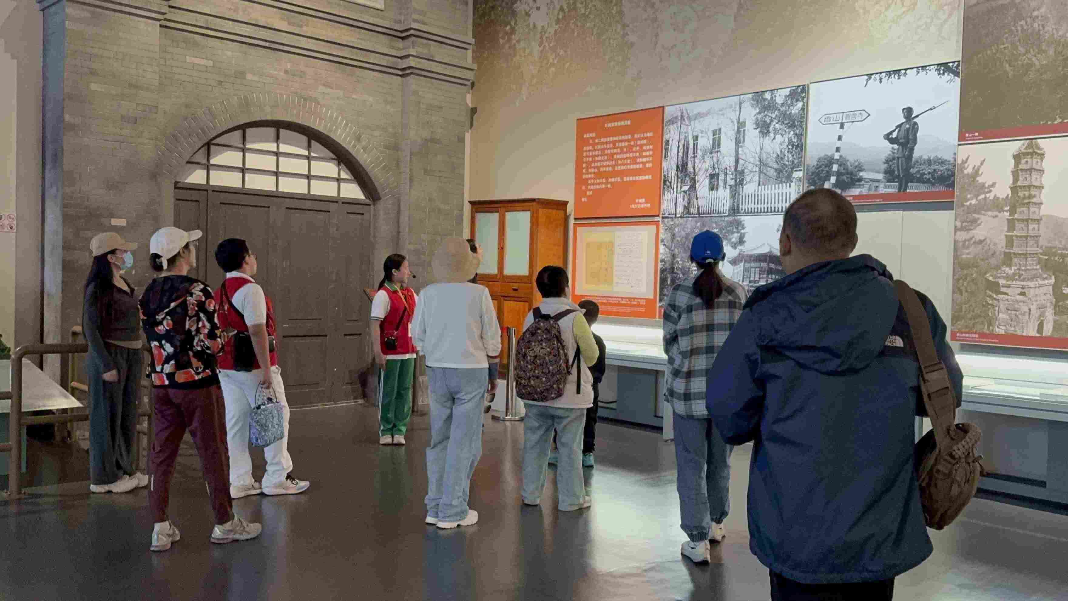 10月4日，北京香山革命紀(jì)念館內(nèi)，一名“紅領(lǐng)巾志愿者”正在為參觀者講解。人民網(wǎng)記者 劉微攝