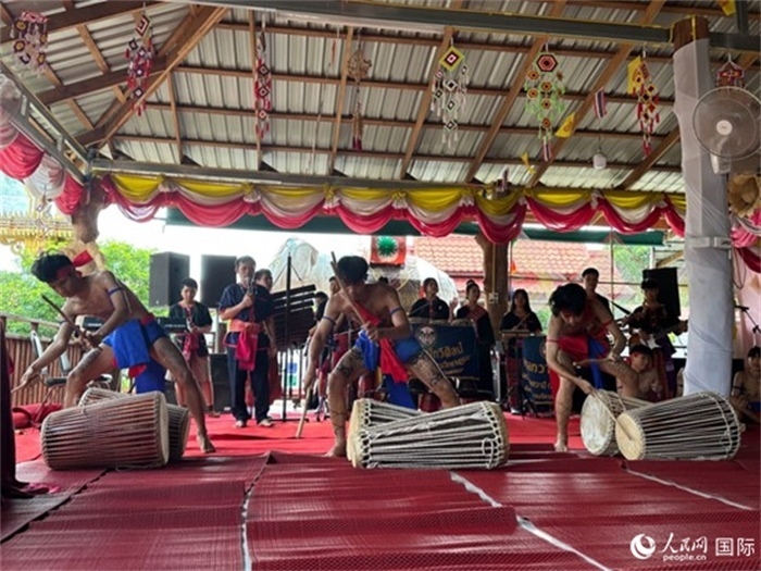 泰國(guó)藝術(shù)團(tuán)體給游客表演當(dāng)?shù)貍鹘y(tǒng)舞蹈。人民網(wǎng)記者 簡(jiǎn)承淵攝