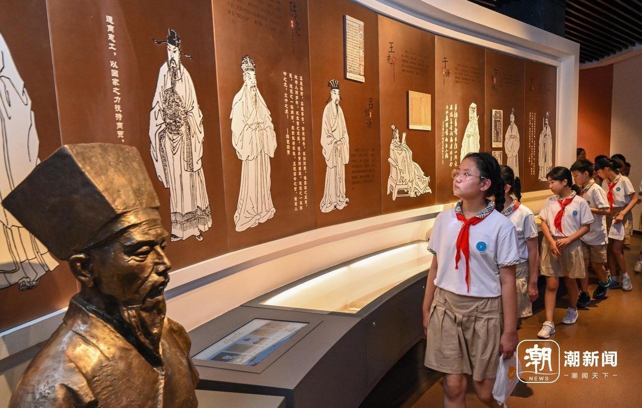 來(lái)自杭州市政苑小學(xué)的學(xué)生走進(jìn)浙江省檔案館“大寫浙江人”展廳，近距離“觸摸”歷史、走進(jìn)榜樣、聆聽故事，激發(fā)愛黨愛國(guó)愛家熱情。記者 董旭明 攝