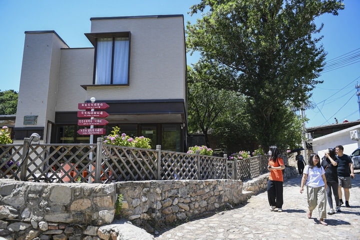 游客在北京延慶石峽村觀光（2024年6月1日攝）。新華社記者 陳鐘昊 攝