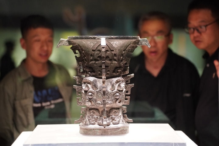 2024年5月9日，游客在陜西寶雞青銅器博物院內(nèi)參觀西周文物何尊。新華社記者 邵瑞 攝