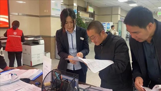 四川省成都市溫江區(qū)市場監(jiān)管局工作人員為群眾提供幫辦服務(wù)。圖片來源：人民網(wǎng)四川頻道