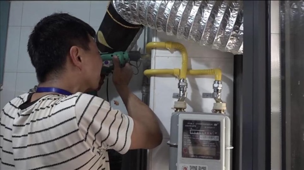 北京市石景山區(qū)工作人員上門安裝燃?xì)夤艿?。圖片來源：北京市石景山區(qū)委組織部