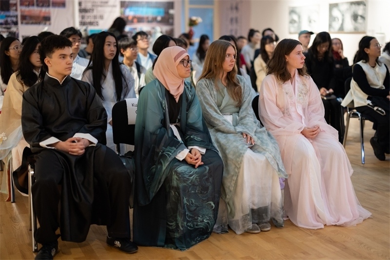 參加《時(shí)光流韻·中國戲劇藝術(shù)服飾展》的中國文化愛好者。 斯德哥爾摩中國文化中心供圖