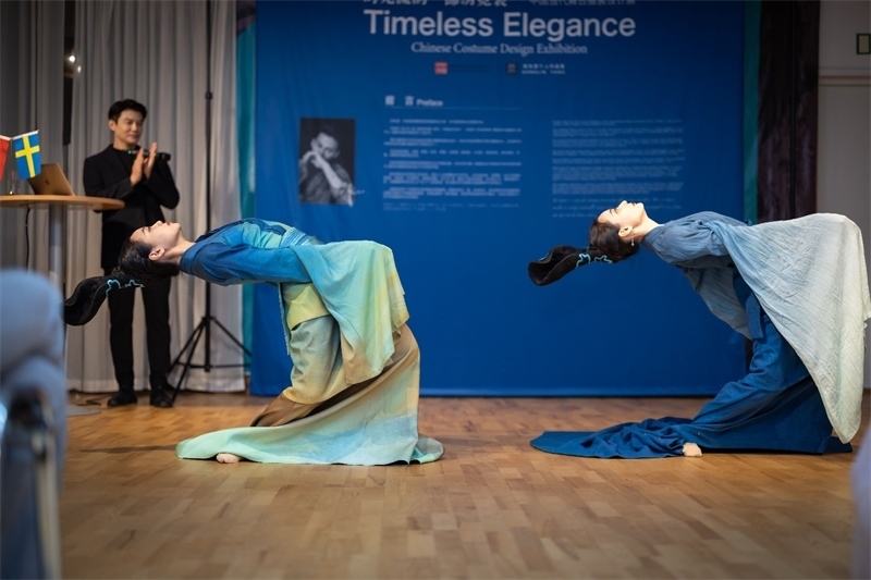 當(dāng)?shù)厝A人舞社成員表演《只此青綠》。斯德哥爾摩中國文化中心供圖