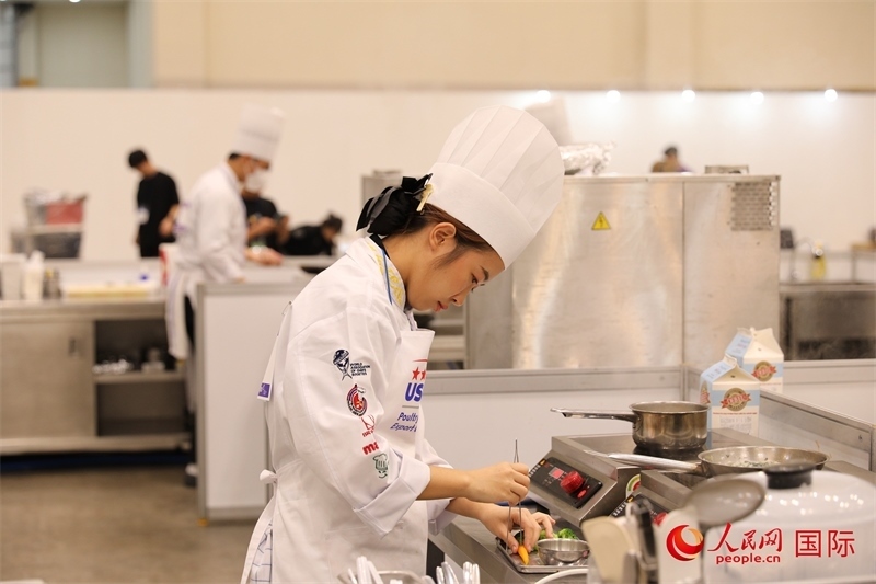 當(dāng)?shù)貢r(shí)間10月5日，廚師在第21屆釜山國(guó)際美食博覽會(huì)上展示廚藝。人民網(wǎng)記者 莽九晨攝