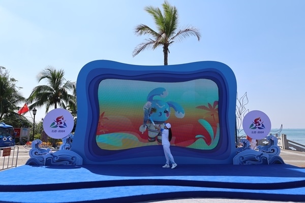 第12棒火炬手“點(diǎn)燃”現(xiàn)場(chǎng)大屏幕上運(yùn)動(dòng)會(huì)吉祥物“吉貝”手中的火炬。主辦方供圖