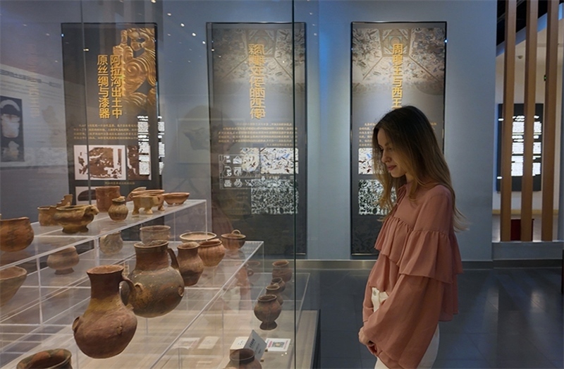 麗娜在吐魯番博物館參觀。劉妍希攝