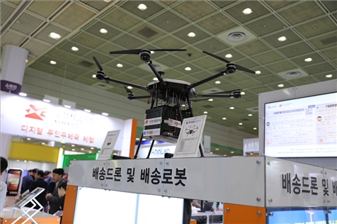 “智慧生活周”博覽會上展出的快遞無人機(jī)。人民網(wǎng)記者 莽九晨攝