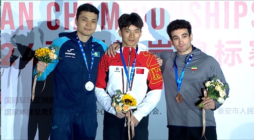 伍鵬（中）奪得男子速度項(xiàng)目冠軍。主辦方供圖