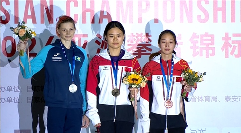 女子速度項(xiàng)目蒙世雪（中）奪冠，周婭菲（右）獲季軍。主辦方供圖