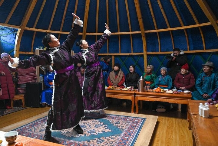 2023年12月21日，烏蘭牧騎隊(duì)員在內(nèi)蒙古阿其圖烏拉蘇木進(jìn)行舞蹈表演。