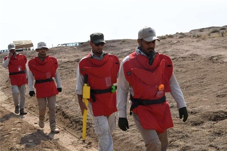 工作人員前往排雷。中國海油供圖