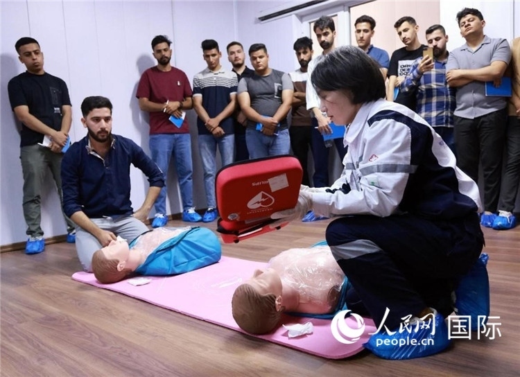 新進(jìn)油田工作的伊拉克大學(xué)生在接受急救培訓(xùn)。人民網(wǎng)記者管克江攝