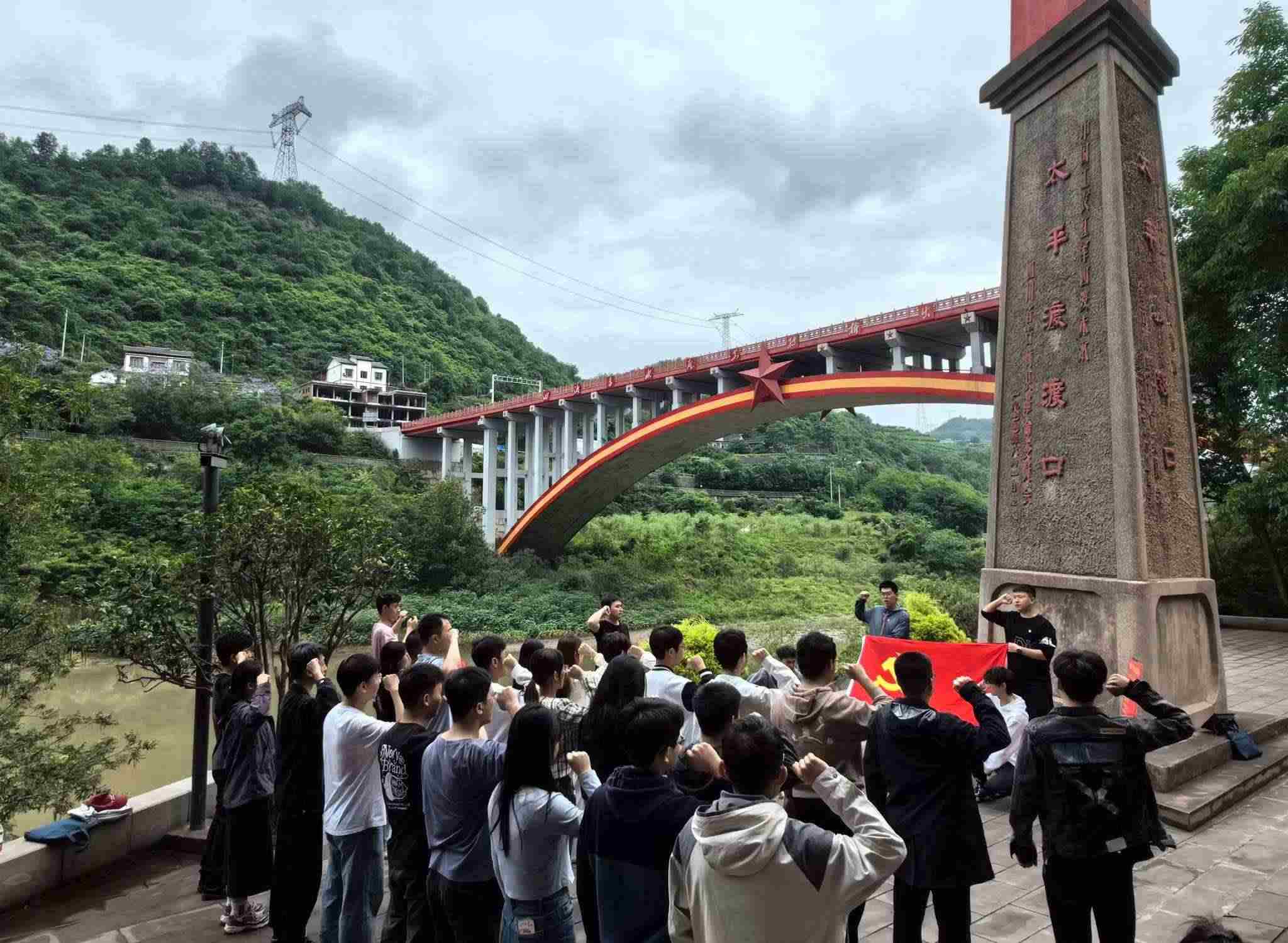 師生重溫入黨誓詞。校方供圖