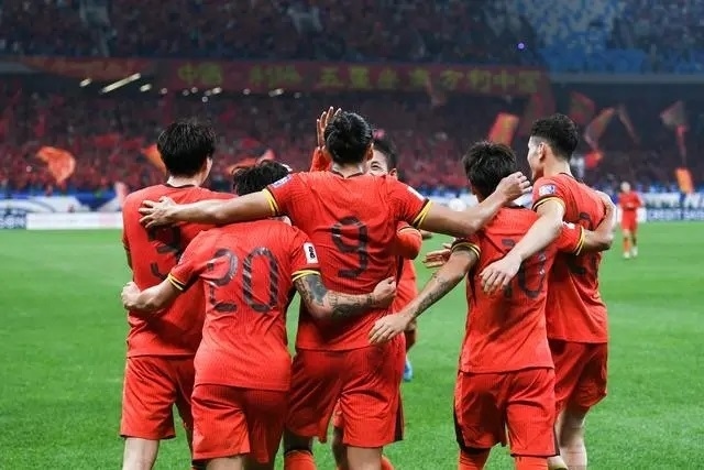 10月15日晚，張玉寧（9號）進(jìn)球后與隊友擁抱慶祝。新華社記者 李紫恒攝