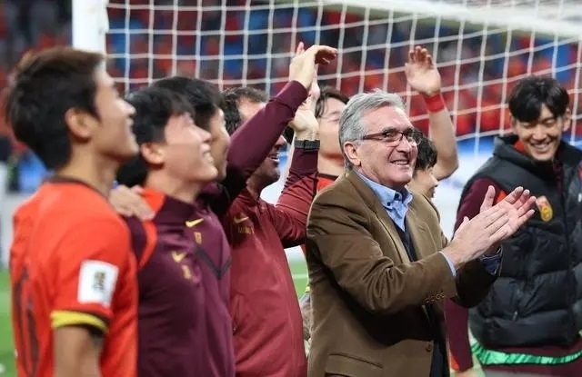 10月15日晚，國足主教練伊萬科維奇（前右）賽后向觀眾致意。新華社記者 胡星宇攝