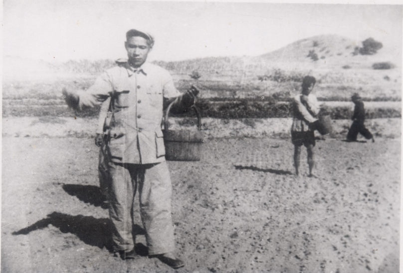 谷文昌（左）在田間與農民一起勞動（資料照片）。