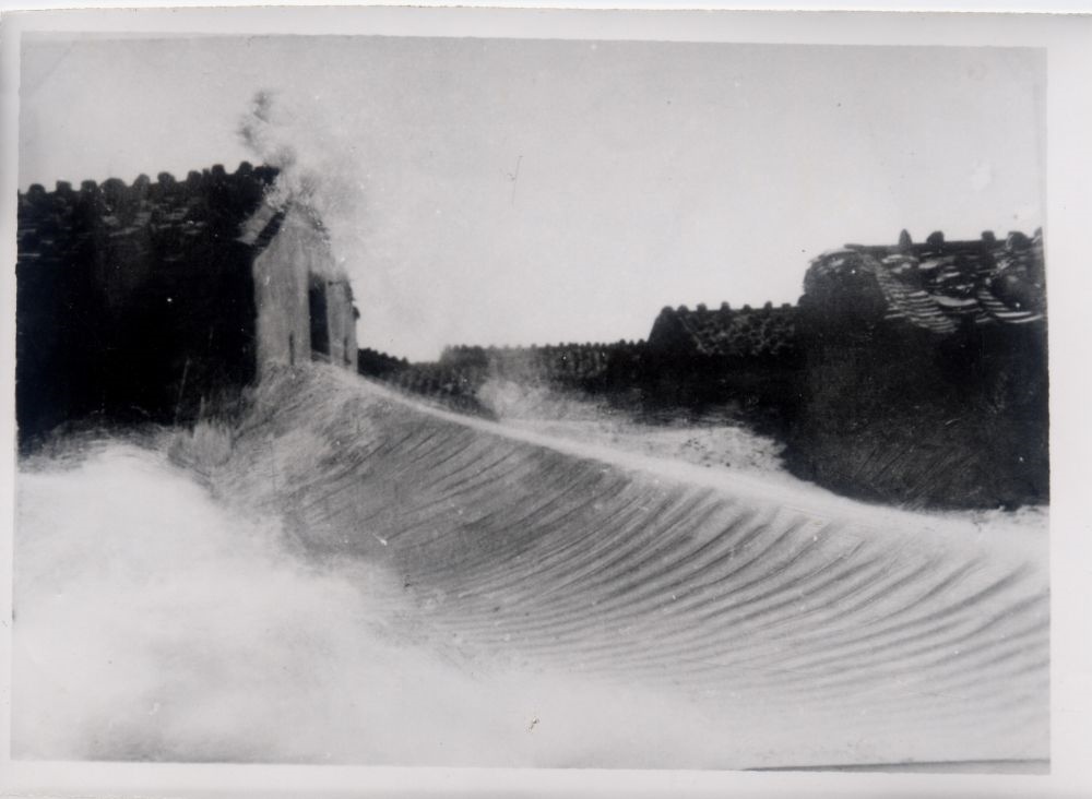 昔日的東山島風沙掩埋部分村民村舍（資料照片）。