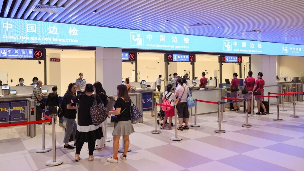 2023年7月26日，旅客在三亞鳳凰國(guó)際機(jī)場(chǎng)國(guó)際航站樓有序通關(guān)。三亞鳳凰國(guó)際機(jī)場(chǎng)國(guó)際航站樓改擴(kuò)建項(xiàng)目主體工程已于2023年7月1日完工并投入使用，該項(xiàng)目是海南自貿(mào)港首個(gè)主體工程完工并投入使用的封關(guān)運(yùn)作項(xiàng)目。《海南自由貿(mào)易港建設(shè)總體方案》明確，海南將在2025年前適時(shí)啟動(dòng)全島封關(guān)運(yùn)作。