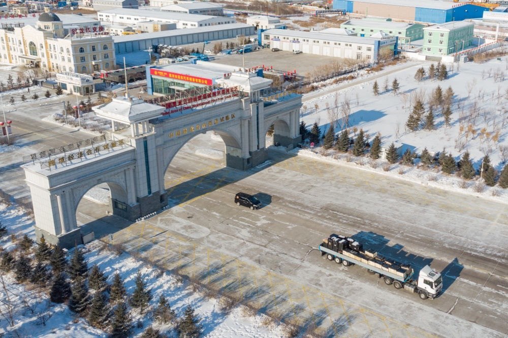 這是中國(guó)（黑龍江）自由貿(mào)易試驗(yàn)區(qū)黑河片區(qū)（2024年1月31日攝，無人機(jī)照片）。2023年，該自貿(mào)片區(qū)外貿(mào)進(jìn)出口總值達(dá)244.82億元，實(shí)現(xiàn)增幅56.9%，引進(jìn)外資企業(yè)16家，直接利用外資127.3萬美元，同比增長(zhǎng)27.3%。