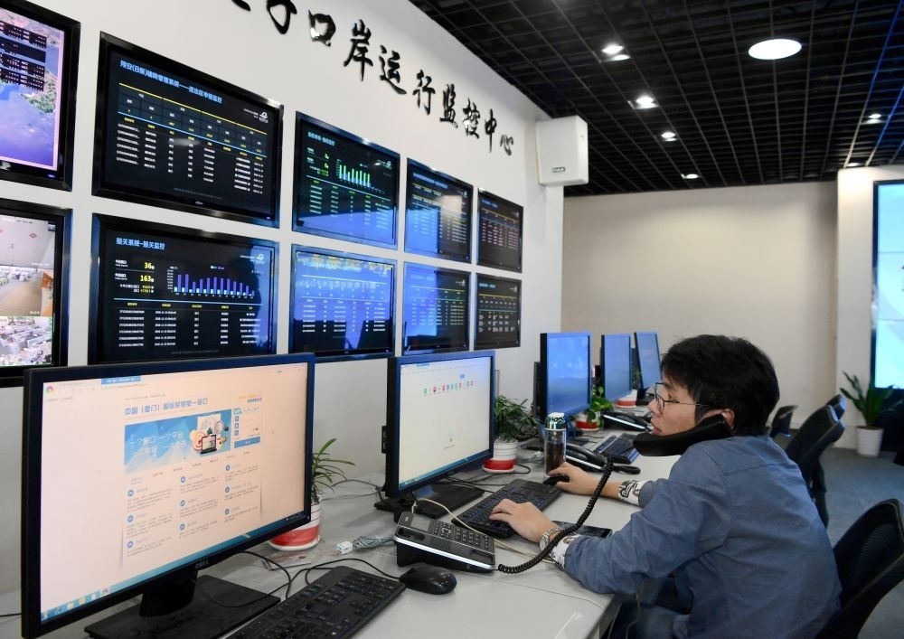 在中國(guó)（福建）自由貿(mào)易試驗(yàn)區(qū)廈門片區(qū)，國(guó)際貿(mào)易“單一窗口”工作人員在網(wǎng)上受理業(yè)務(wù)（2018年11月15日攝）。“單一窗口”是關(guān)檢等口岸部門、地方政府相關(guān)部門、金融機(jī)構(gòu)等共同參與的口岸管理共享平臺(tái)。貿(mào)易商能夠通過一個(gè)入口提交貨物進(jìn)出口或轉(zhuǎn)運(yùn)所需要的單證或電子數(shù)據(jù)，實(shí)現(xiàn)“一個(gè)平臺(tái)、一點(diǎn)接入、一次申報(bào)、一次辦結(jié)”。