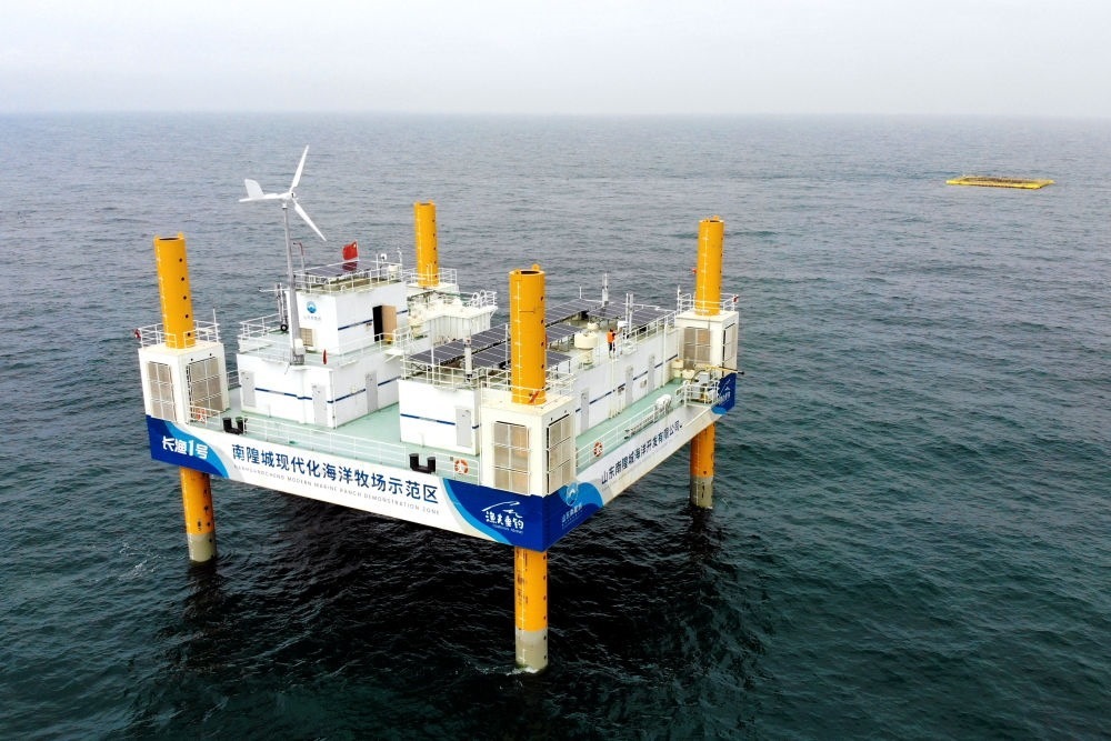 這是應(yīng)用5G技術(shù)的山東長(zhǎng)島綜合試驗(yàn)區(qū)南隍城國(guó)家級(jí)海洋牧場(chǎng)示范區(qū)海上平臺(tái)（2020年8月8日攝，無人機(jī)照片）。中國(guó)（山東）自由貿(mào)易試驗(yàn)區(qū)設(shè)立以來，一系列大膽試、大膽闖、自主改的政策逐步落實(shí)，制度創(chuàng)新打通堵點(diǎn)、釋放活力，成為深化對(duì)外開放、發(fā)展海洋經(jīng)濟(jì)的重要抓手。