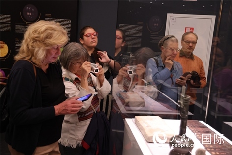 嘉賓參觀展覽。人民網(wǎng)記者禹麗敏 攝。