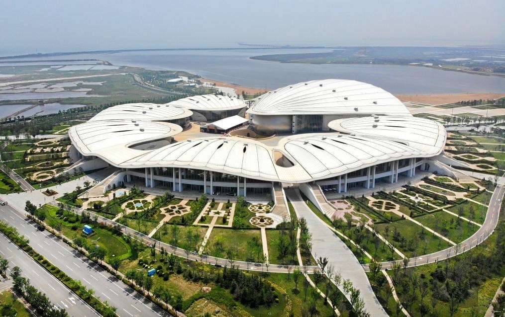 位于中國—上海合作組織地方經(jīng)貿(mào)合作示范區(qū)的青島·上合之珠國際博覽中心（2024年7月18日攝，無人機(jī)照片）。新華社記者李紫恒攝