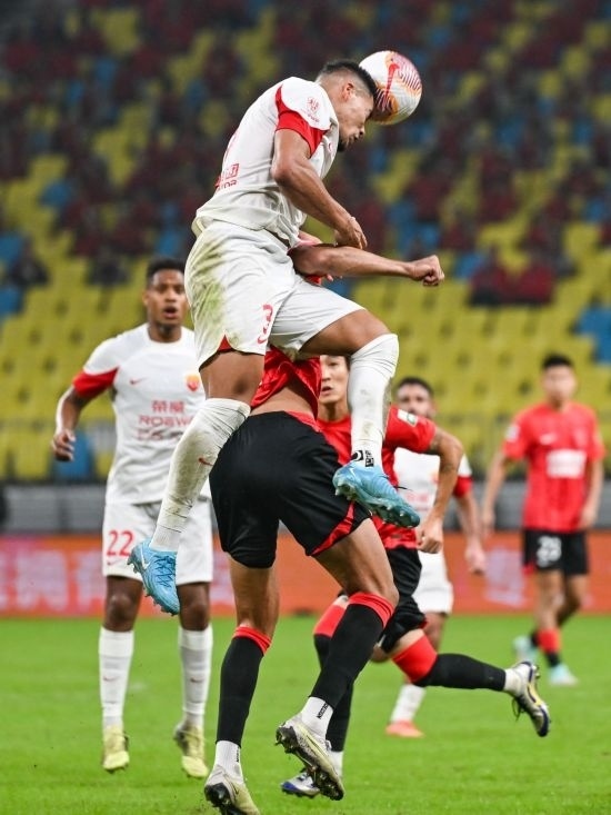 10月18日，上海海港隊(duì)球員蔣光太（上）在比賽中和成都蓉城隊(duì)球員費(fèi)利佩（下）爭(zhēng)頂。新華社記者 王曦 攝