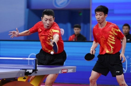 10月18日，上海隊組合許昕（左）/周愷在雙打比賽中。他們3:0戰(zhàn)勝福建隊組合曾蓓勛/陳俊菘。新華社記者 王楷焱 攝