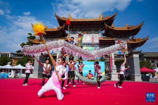 10月19日，四川師范大學舞龍隊在傳統(tǒng)舞龍項目中比賽，最終他們獲得該項目銀獎。