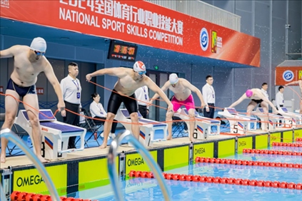參賽選手在游泳救生項目比賽中。賽事主辦方供圖