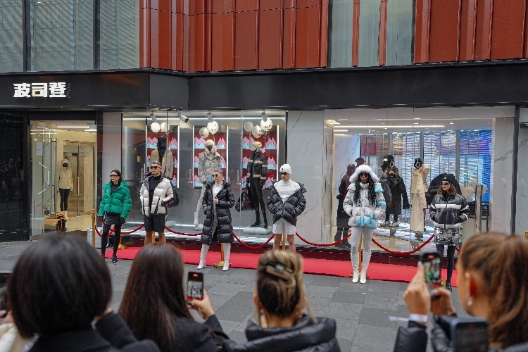 模特在波司登倫敦旗艦店門前展示新款羽絨服。主辦方供圖