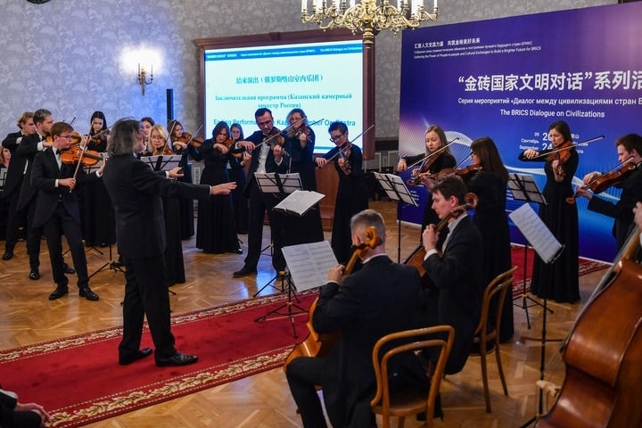 2024年9月24日，在俄羅斯喀山，俄羅斯喀山室內(nèi)樂(lè)團(tuán)演奏傳統(tǒng)曲目?！敖鸫u國(guó)家文明對(duì)話(huà)”系列活動(dòng)24日在俄羅斯喀山舉行，來(lái)自中國(guó)、俄羅斯、巴西、印度、南非、伊朗等金磚國(guó)家的相關(guān)機(jī)構(gòu)、各領(lǐng)域?qū)＜覍W(xué)者及青年代表等300多人參加。新華社記者 曹陽(yáng) 攝