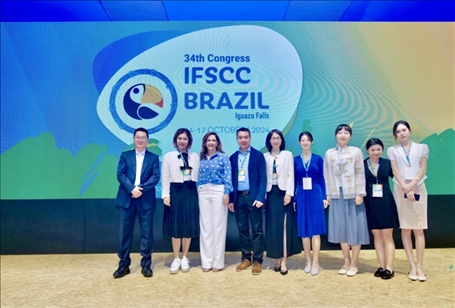 百雀羚集團(tuán)高層與研發(fā)團(tuán)隊。受訪方供圖