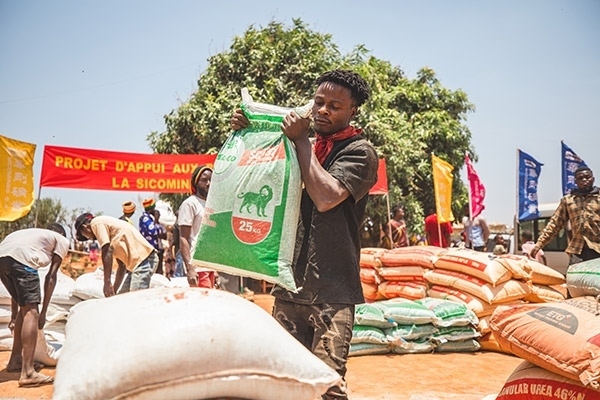 村民們興高采烈地把種子和化肥搬回家。中鐵資源供圖